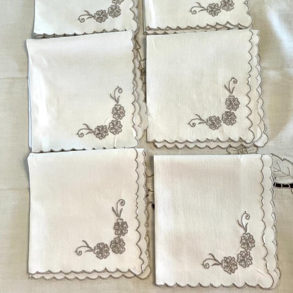 RARE FIND. Madeira Richelieu tablecloth w/6 matching napkins. 10.2'x5.7' - Picture 2 of 4